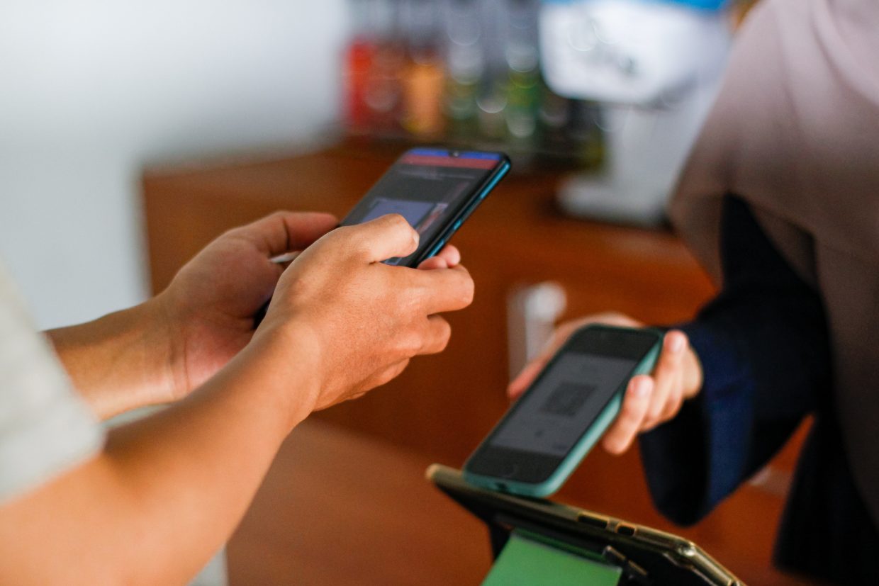 okostelefon átalakítása pos terminállá softpos rendszerekkel